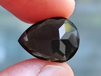 Obsidián, broušený drahokam